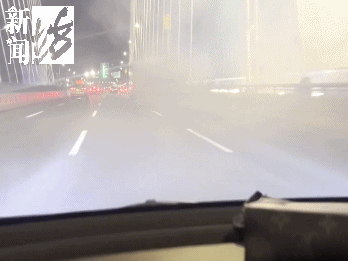 上海一旅游大巴突然冒烟起火！司机竟毫无察觉？后车司机立马加速