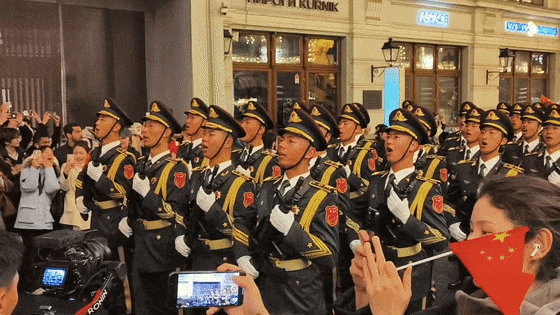 “中国排面”亮相莫斯科!网友拍到动人一幕 “中国排面”亮相莫斯科!网友拍到动人一幕