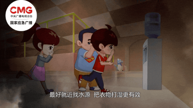 商场突发火灾如何保命？躲烟快撤…