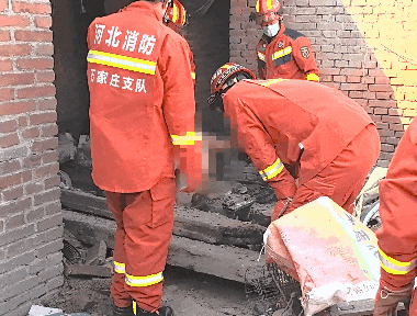 安全提示|粪池里抱出2岁宝宝，老爸随后“上岸”！