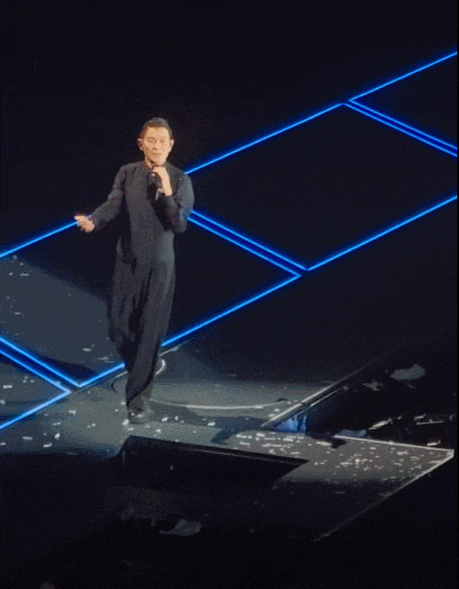 王力宏演唱会一脚踩空，差点掉下舞台