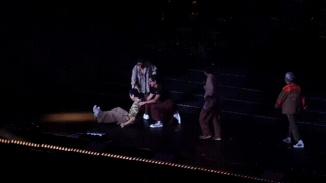 冲上热搜！王力宏演唱会一脚踩空，差点…粉丝心疼