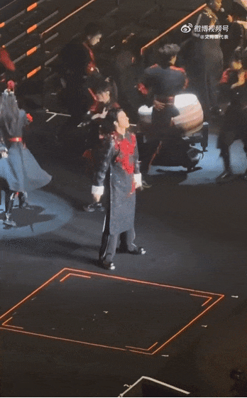 王力宏演唱会突发意外,一脚踩空差点掉下舞台!粉丝称希望取消高危项目 王力宏演唱会突发意外,一脚踩空差点掉下舞台!粉丝称希望取消高危项目