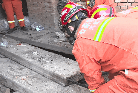 安全提示|粪池里抱出2岁宝宝，老爸随后“上岸”！