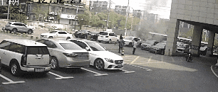 小车“闹情绪”险“惹火”停车场，保安与消防员接力“调解”