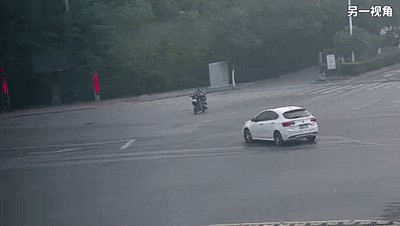 骑车闯灯不戴盔,12岁少年“砰”一声…... 骑车闯灯不戴盔,12岁少年“砰”一声…...