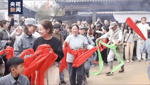 “跟着团长打县城”火爆，资深演员客串反派！网友：怕收不住手