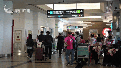 热度升温！大量游客涌入！外国人们拖着行李箱来厦门！他们最爱的是→