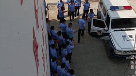 云南74岁爷爷徒步12公里，只为……