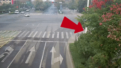 骑车闯灯不戴盔,12岁少年“砰”一声…... 骑车闯灯不戴盔,12岁少年“砰”一声…...