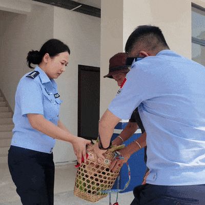 12公里山路，74岁老人走了4个小时，只为见到他……