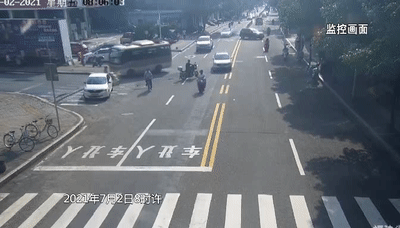 骑车闯灯不戴盔,12岁少年“砰”一声…... 骑车闯灯不戴盔,12岁少年“砰”一声…...