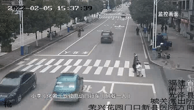 骑车闯灯不戴盔,12岁少年“砰”一声…... 骑车闯灯不戴盔,12岁少年“砰”一声…...