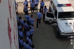 12公里山路，74岁老人走了4个小时，只为见到他……