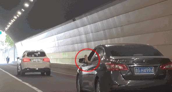 上海高架这一幕引起公愤!回应:行为恶劣,将被收车! 上海高架这一幕引起公愤!回应:行为恶劣,将被收车!