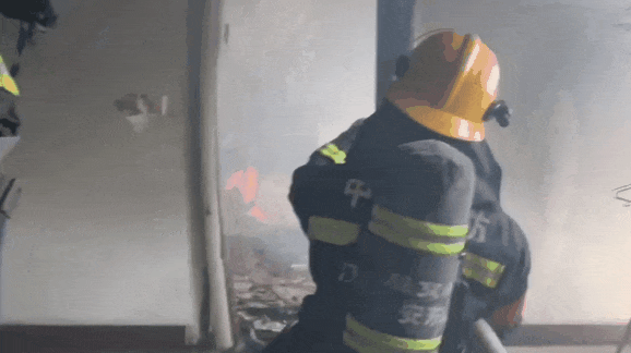 家长稍不留意，孩子竟点燃自己的家