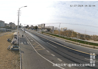 开摩托“翘头”炫技?交警:现已老实… 开摩托“翘头”炫技?交警:现已老实…