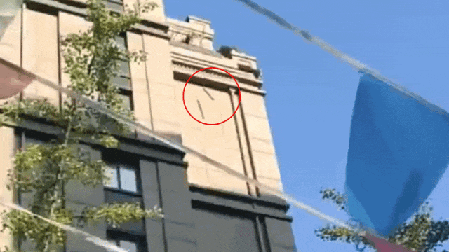 住户为图省力将木材从11楼阳台扔下，警方：依法采取刑事强制措施