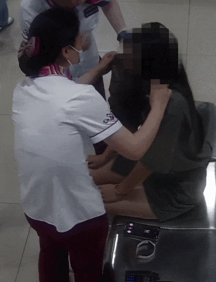 武汉地铁4号线惊险一幕，塑料袋立大功！医生提醒