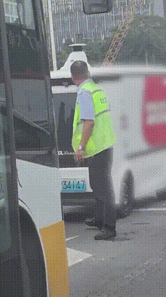 深圳无人快递车与公交车“顶牛”，多方回应→