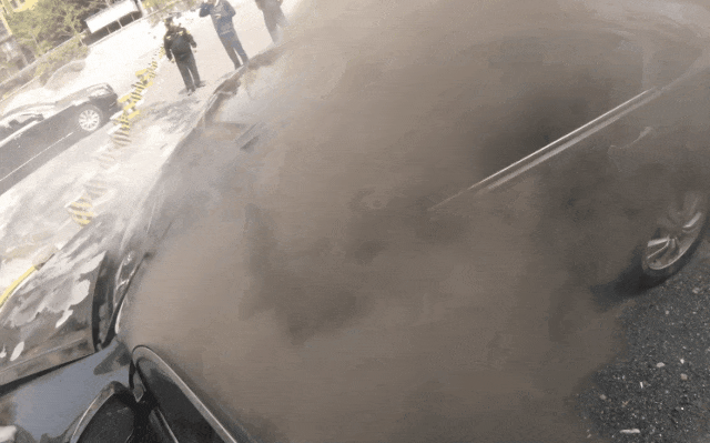 北京一超跑行驶中突冒白烟，夏季爱车“发火”这么救