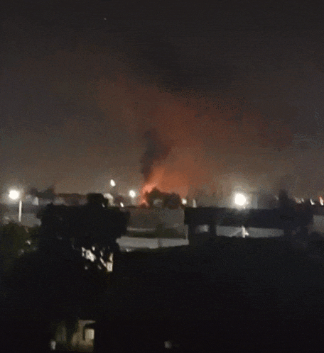 两次巨大爆炸声!当地一机场火光冲天 两次巨大爆炸声!当地一机场火光冲天