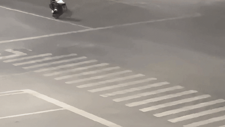 10名“鬼火少年”凌晨结队在城区飙车，警方：涉非法改装，正处理