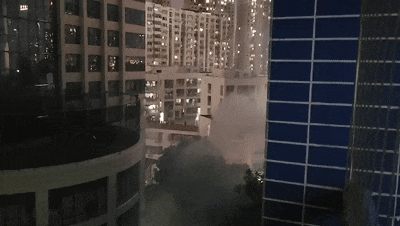 浓烟冲天!深圳一街市附近有车辆起火 浓烟冲天!深圳一街市附近有车辆起火