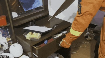 眼镜蛇溜进车底玩“潜伏”，消防员几招快速制服！