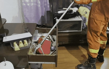 眼镜蛇溜进车底玩“潜伏”，消防员几招快速制服！