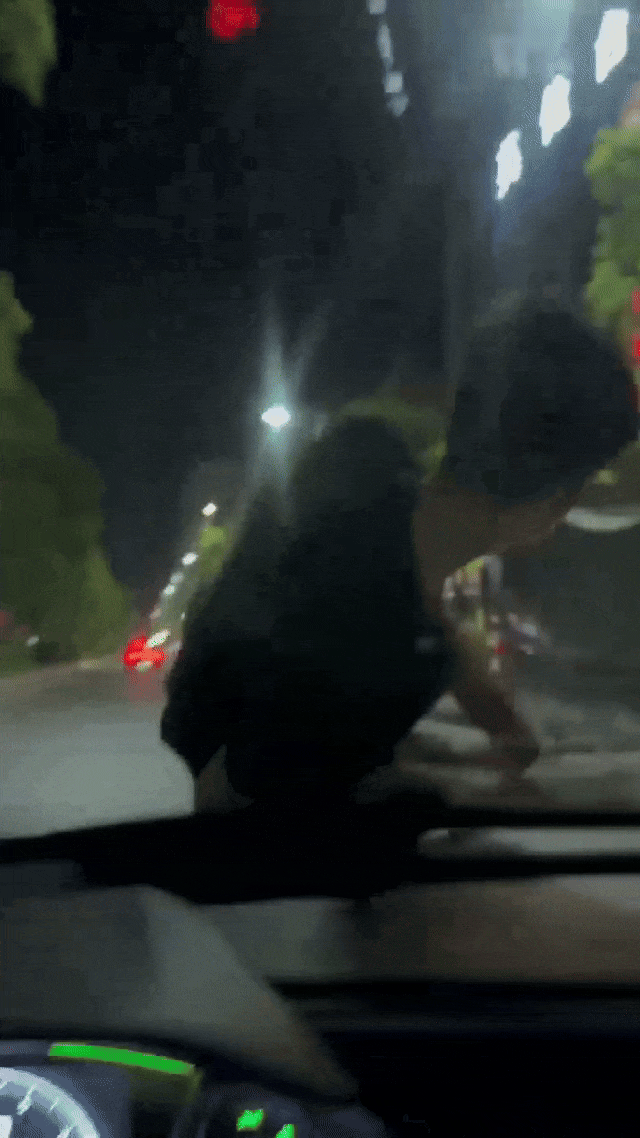 男子趴在高速行驶的车辆引擎盖上，竟是为了寻刺激！两人被拘留！