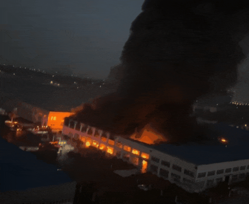 广东揭阳一塑料仓库发生火灾!现场火势猛烈 广东揭阳一塑料仓库发生火灾!现场火势猛烈