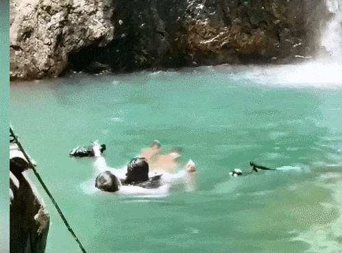 惊险！一女子失足从20米高的瀑布上方跌落，危急时刻......