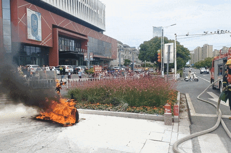 当街烧成“铁架”！这种事别做，太危险！