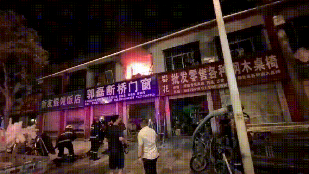 新开业烤鱼店燃起大火！老板一波自救反成“助燃”推手