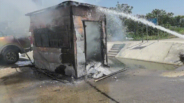 信阳一垃圾回收站起火,罪魁祸首竟然是烟头…… 信阳一垃圾回收站起火,罪魁祸首竟然是烟头……