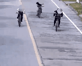 “翘头”耍帅?两少年骑车翘头逆行,交警、家长、学校联手教育 “翘头”耍帅?两少年骑车翘头逆行,交警、家长、学校联手教育