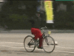 “翘头”耍帅?两少年骑车翘头逆行,交警、家长、学校联手教育 “翘头”耍帅?两少年骑车翘头逆行,交警、家长、学校联手教育