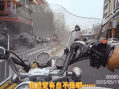 “我指哪里你再走哪”和奶奶走散后，厦门5岁小孩哥淡定拦警车求助……