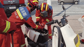 吓人！阜阳一居民家客厅，钻入近2米长蛇！还有一居民电动车里也有蛇……