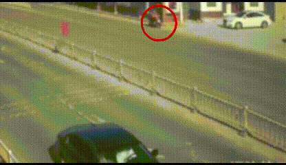 摩托车抄近路回家，被撞飞