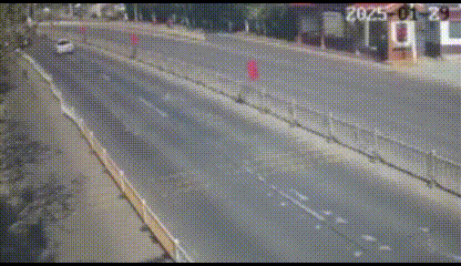 摩托车抄近路回家，被撞飞