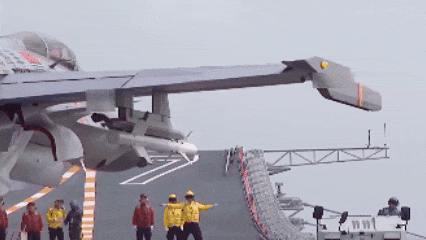 贴近实战!山东舰最新演练现场→ 贴近实战!山东舰最新演练现场→