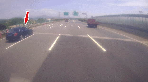 错过出口强行变道,硬“杠”大货车! 错过出口强行变道,硬“杠”大货车!