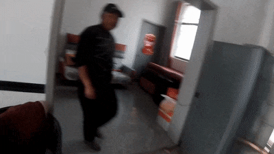 看见警车撒腿就跑?原来是...... 看见警车撒腿就跑?原来是......