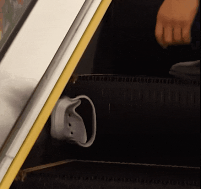 从吸睛到“吞脚”只需一个动作,爱穿洞洞鞋的必看→ 从吸睛到“吞脚”只需一个动作,爱穿洞洞鞋的必看→