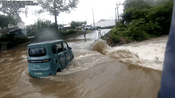 三人被困急流!危急关头,民警董文杰冲了上去 三人被困急流!危急关头,民警董文杰冲了上去