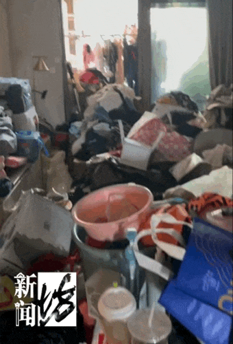 上海一老人疯狂囤垃圾，3600万豪宅变垃圾场：虫蝇蚊蟑螂满天飞，邻居小夫妻卖房逃离