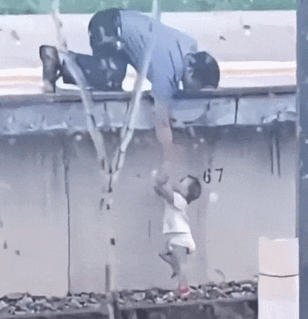 太惊险!幼童跌入高铁站台股道,官方通报原因→ 太惊险!幼童跌入高铁站台股道,官方通报原因→