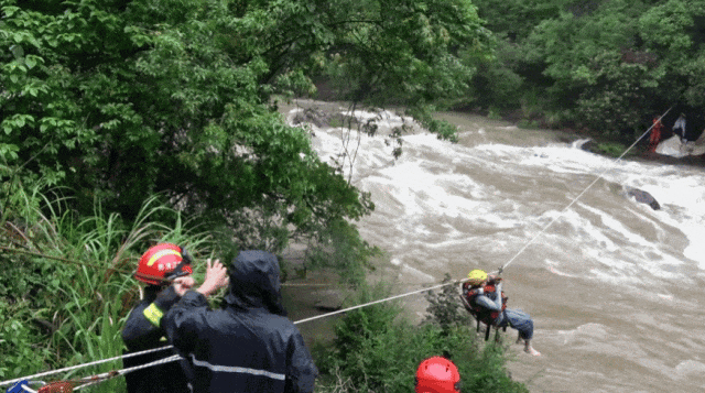 年轻情侣相约露营,一觉醒来傻眼了… 年轻情侣相约露营,一觉醒来傻眼了…